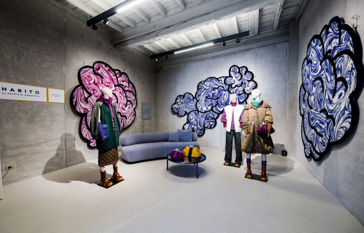 Sur fond de tapis dessinés par la designer espagnole pour CC-tapis, trois sihouettes et leurs accessoires font planer un esprit non conventionnel et de confort sur la mode d’aujourd’hui.