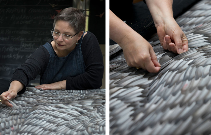 L’artiste Kate MccGwire à l’oeuvre sur SASSE/SLUICE (2018)