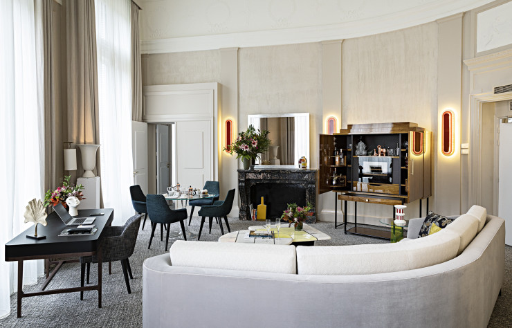 Dans cette chambre très contemporaine, l’artisanat trouve toute sa place.