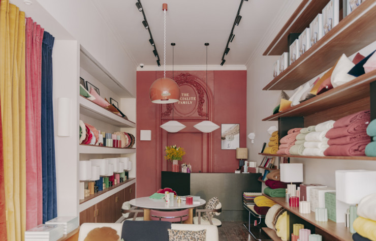 La boutique The Socialite Family à Lyon a pris place dans le quartier des antiquaire.