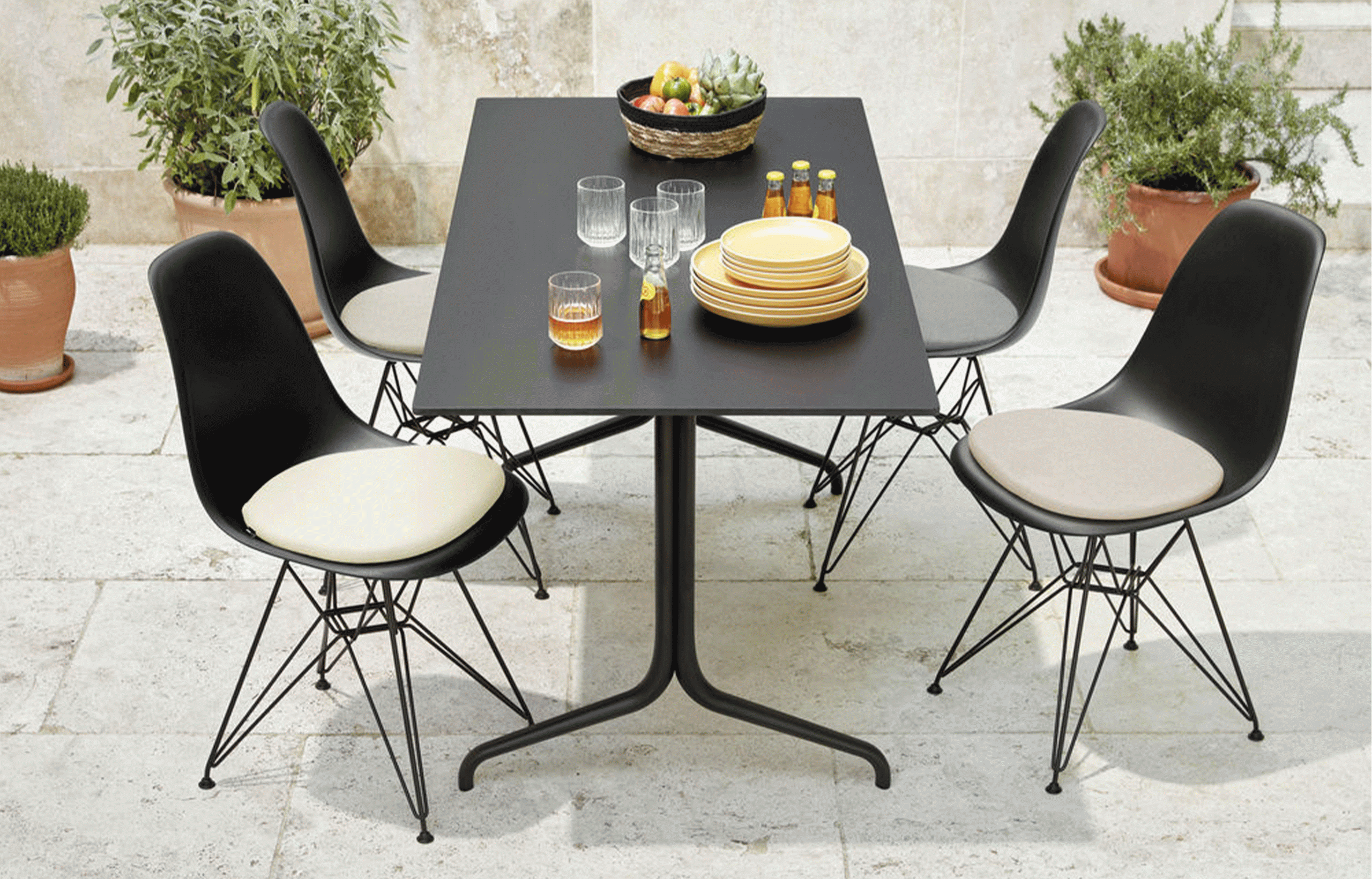 L’offre printanière Vitra : 4 chaises achetées, un coussin d’assise par chaise offert !