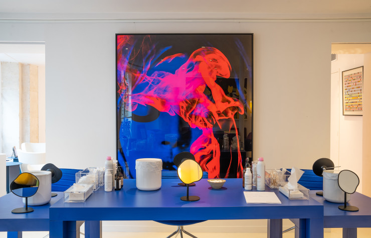 L’espace démaquillage, adjacent à la détente, se pare lui aussi d’une toile signée.