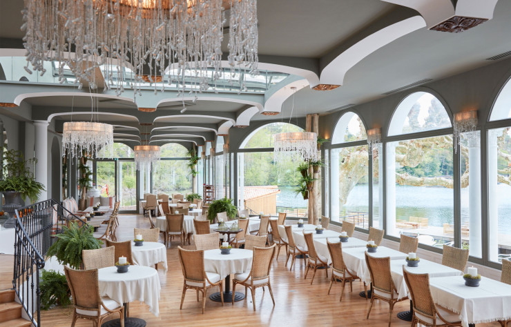 Les couleurs du restaurant panoramique ont été choisies pour rappeler la nature qui l’entoure.