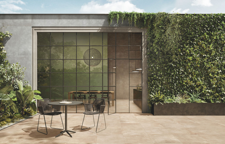 Les revêtements en grès cérame de la gamme «K2» se déploie de l’intérieur à la terrasse, aux abords de la piscine et jusqu’au sol du jardin.