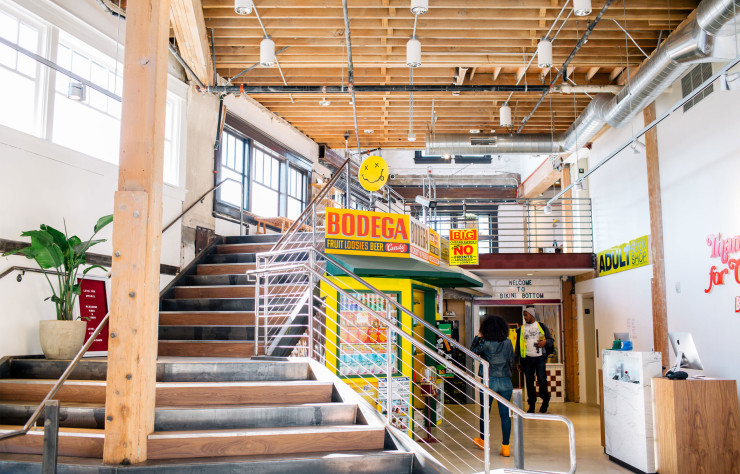 Ancien dépôt de marchandises transformé en centre commercial branché, Row abrite le concept-store Bodega.