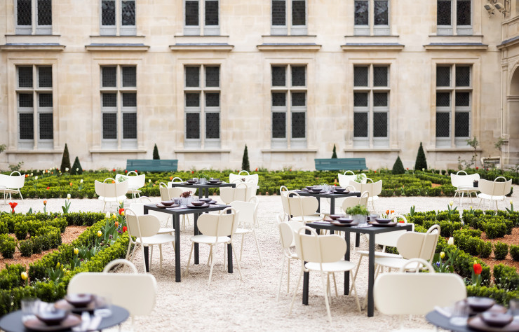 Dans l’enceinte du Musée Carnavalet, Thibaut Spiwack propose une halte gourmande en plein air parsemée des fauteuils Swim de la designer Margaux Keller pour Bibelo.