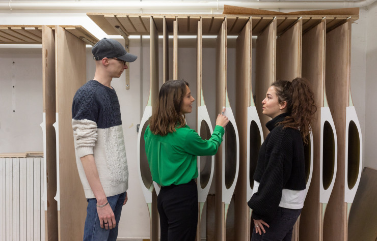 Les trois designers lauréats inspectent les rallonges qui, bien que recouvertes de béton ﬁbré, ne devaient pas peser plus de 25 kg pour être manipulables par une seule personne.