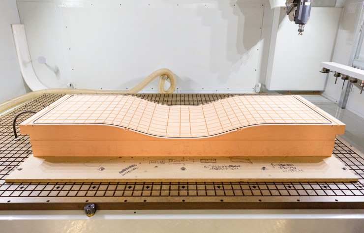 C’est l’Atelier de recherche et de création (ARC) – fondé par André Malraux en 1964 – du Mobilier national qui a été chargé de la réalisation du projet. Le prototype du premier module de la table a été mis en forme dans le centre d’usinage cinq axes dont bénéﬁcie l’atelier, puis reproduit vingt fois chez une société partenaire.