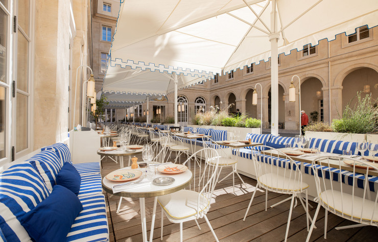 C’est tout l’univers de la croisière qui s’invite dans la cour de l’Hôtel de la Marine.