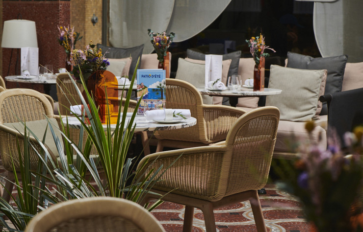 Le patio de l’hôtel Prince de Galles prend des habits méditerranéens.