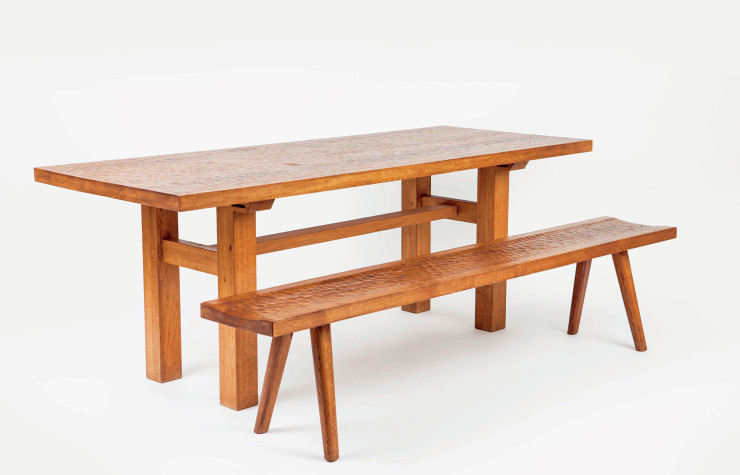Table et banc en chêne sculpté à l’herminette (Galerie Patrick Fourtin).