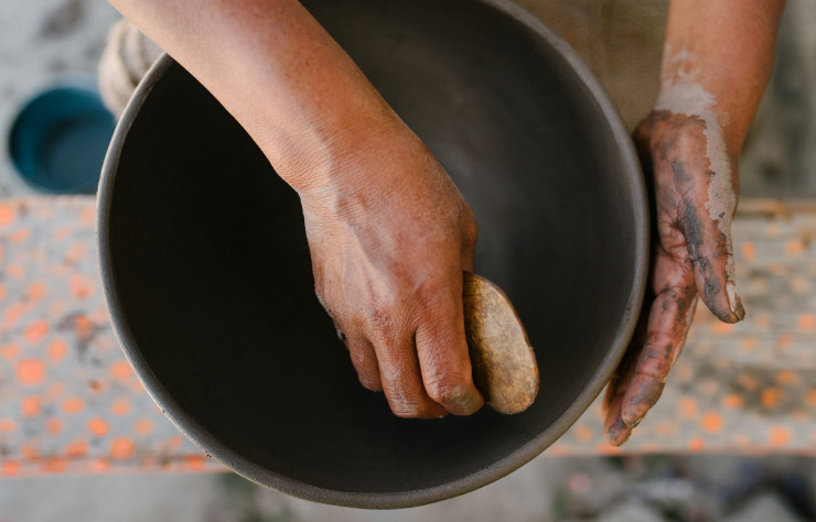 Geste d’un artisan du collectif 1050°