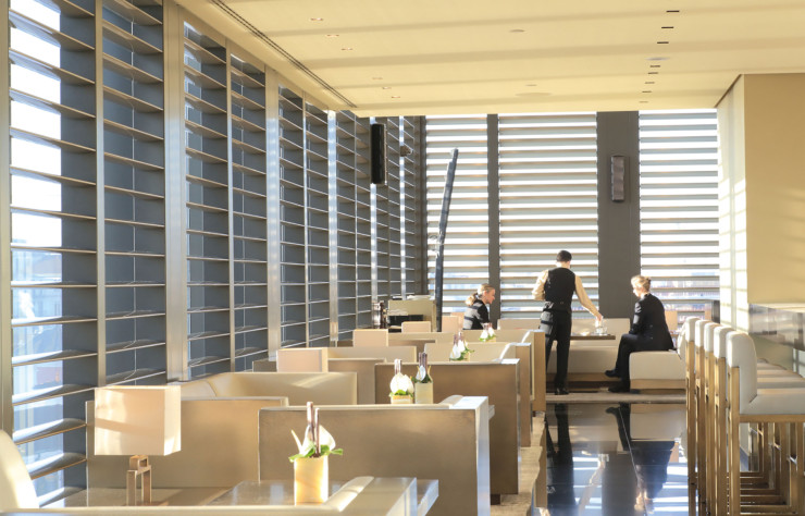 À quelques encablures du Quadrilatero della Moda, au 7e étage de l’Armani Hotel Milano, l’élégant Armani / Bamboo Bar est l’une des adresses préférées des oiseaux de nuit. De jour, il offre une vue magnifique sur la ville.