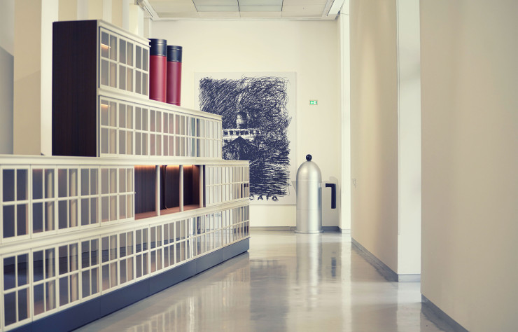 Vue de l’exposition avec la bibliothèque modulaire Piroscafo, d’Aldo Rossi et Luca Meda, pour Molteni&C, en 1992.