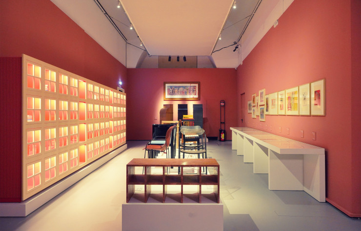 Vue de l’exposition avec, en majesté, les fauteuils Parigi, dessinés pour UniFor, en 1989.