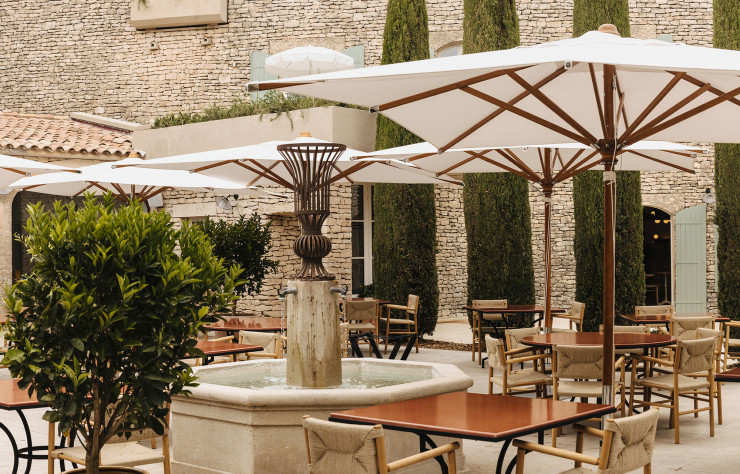 Une fontaine et de petites tables de bistrots font de l’espace central le véritable cœur de Capelongue.