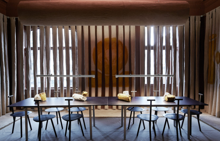 Le label de design danois Please Wait To Be Seated invitait Faye Toogood à l’occasion du salon.