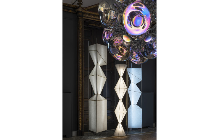 Tom Dixon fait bon usage du confinement pour confectionner lui-même des lampes en papier afin de tracer les contours du futur proche de la marque.