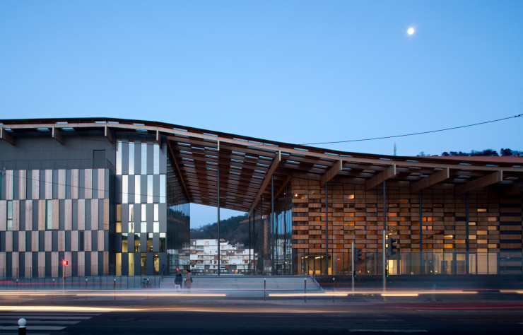 À Besançon, les deux bâtiments de la Cité des arts et de la musique sont reliés et coiffés d’une structure en bois composée de mosaïques.