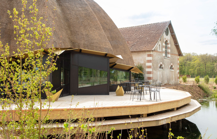 À deux pas de l’hôtel, le restaurant gastronomique de 50 couverts Le Grand Chaume donne sur un plan d’eau.