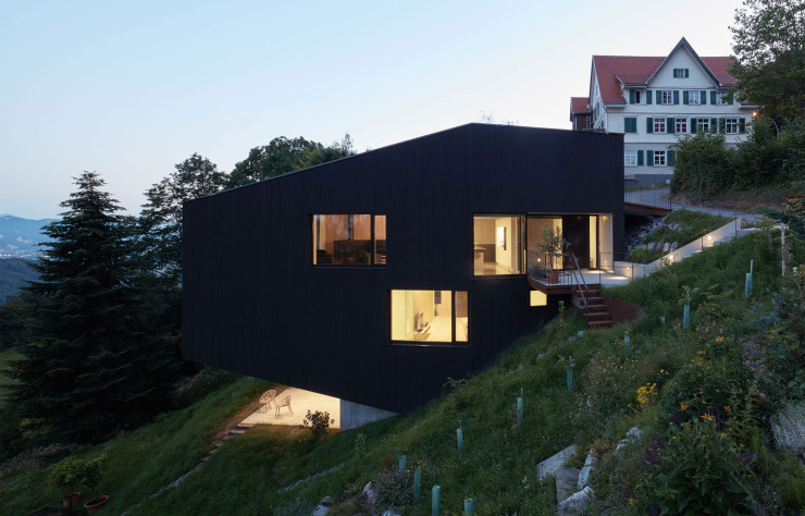 Dans les environs de Bregenz, en Autriche, la maison SCH en bois et à la structure en béton se déploie à la manière d’un monolithe abstrait.