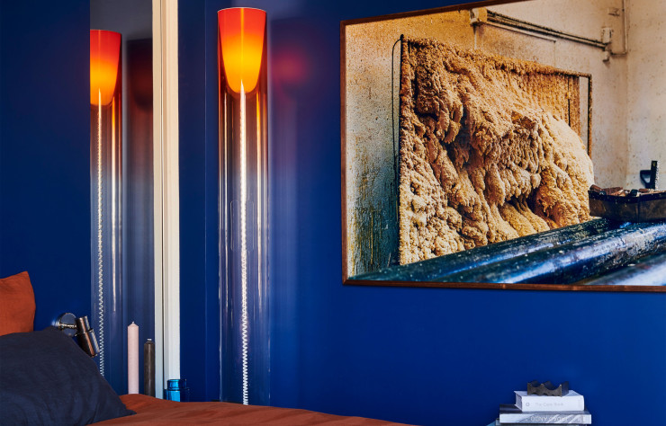 L’art a également sa place dans cet appartement coloré.