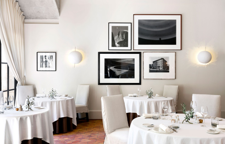 L’Oustau de Baumanière, l’une des deux tables du domaine, triple étoilée tant pour sa « partition de haute volée » que pour ses « assiettes d’une simplicité désarmante ».