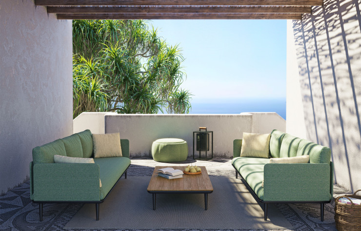 La collection « Styletto » se décline ici en canapés et en une table basse, accompagnés du pouf Tono, tous conçus par Kris Van Puyvelde.