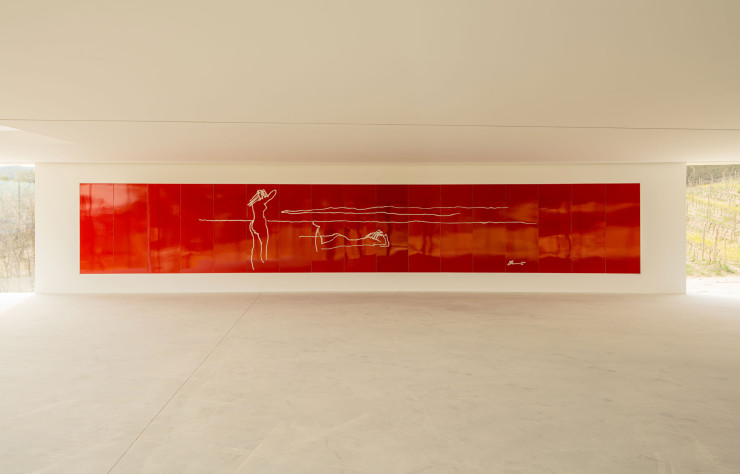 À l’intérieur du bâtiment, un panneau de céramique rouge réalisé par un artisan provençal s’inspire d’un dessin de l’architecte brésilien.
