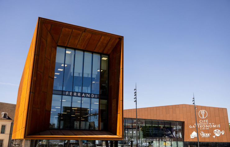 Avec le « canon de lumière » en acier Corten, le patrimoine dijonnais s’offre de nouvelles perspectives.