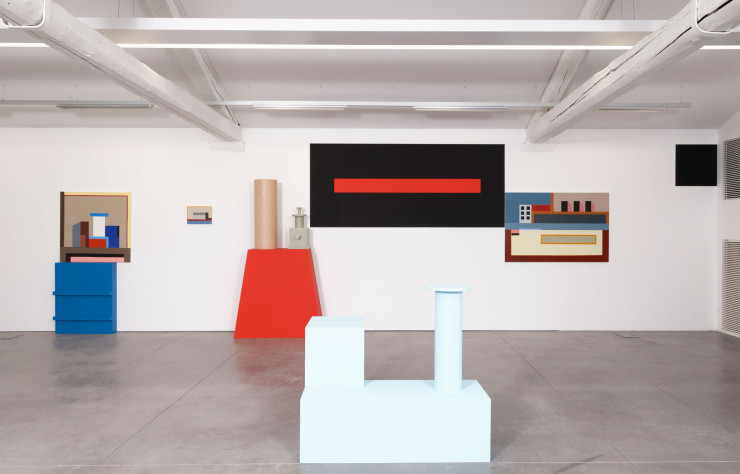 Au musée régional d’Art contemporain d’Occitanie, NathalieDu Pasquier réunit tout un ensemble d’œuvres sur des fonds colorés qu’elle a peints elle-même.