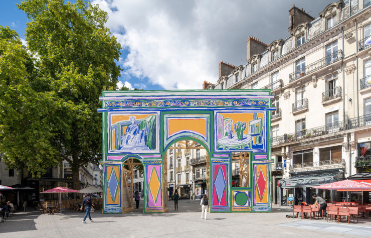 Façades chromatiques, une invitation aux voyages imaginaires par Alexandre Benjamin Navet, place du Commerce.