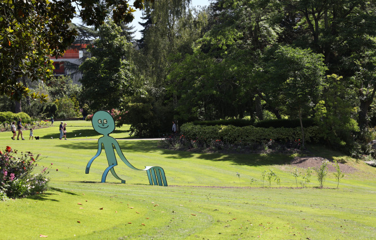 Filili Viridi au Jardin des plantes, une installation de Jean Jullien visible depuis Le Voyage à Nantes 2020. Ici, on découvre le personnage du Râtisseur.