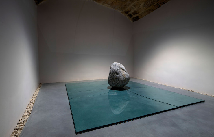 Vue d’une oeuvre de l’artiste sud-coréen au sein de la Fondation Lee Ufan.