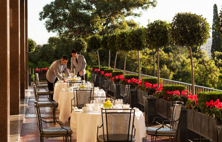 Les préparatifs du brunch dominical sur la terrasse du restaurant Varanda.