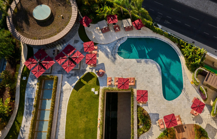 La nouvelle piscine de l’hôtel, réalisée a été conçue comme un centre de villégiature urbain.