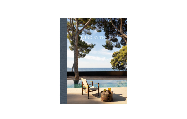 Couverture de Living by the sea, collectif, en anglais, Beta-Plus, 240 p., 99,50 €. - sélection de beaux livres de voyage - IDEAT 2022