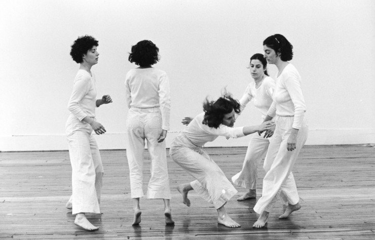 Babette Mangolte. Trisha Brown répète « Line-up » dans son loft de Broadway, 1977.
