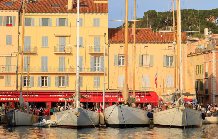 Le quai d’honneur devant le célèbre café Sénéquier habillé de rouge, ou le mouillage rêvé des voiliers « classiques ».