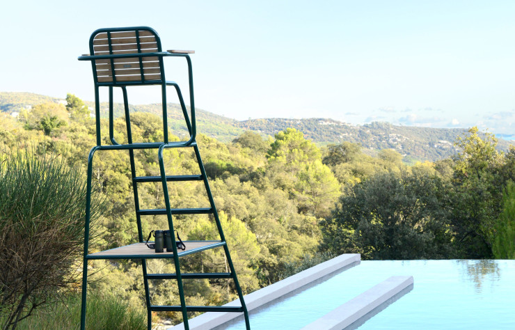 La chaise d’arbitre Tennis, en tubes d’aluminium laqué et en teck.