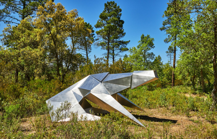 La sculpture Crouching Beast II (C108) de Lynn Chadwick, 1990.