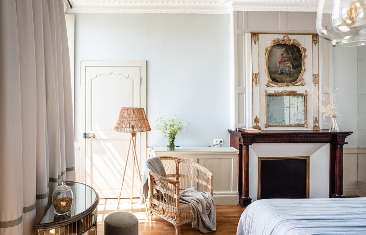 Les chambres se parent de teintes douces et de textiles aériens.