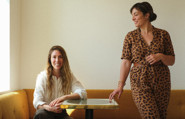 Anouk Solanet (ici à gauche), aux côtés d’Eloïse Bosredon, a pris part à la décoration de l’hôtel Orphée.