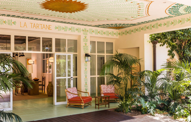 La grande fresque colorée de l’artiste brésilien João Incerti à l’entrée du lobby de l’hôtel La Tartane, à Saint-Tropez.