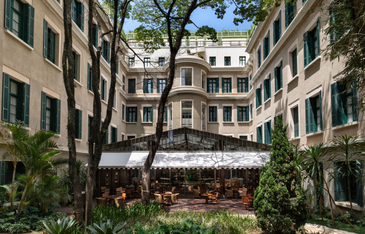 La cour intérieure hyper-végétalisée de l’ancienne maternité devenue le cœur de l’hôtel Rosewood.