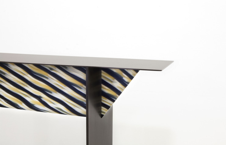 Dans la collection « Mask », la console Totem (Galerie Kreo) a été réalisée en acétate et en Corian.