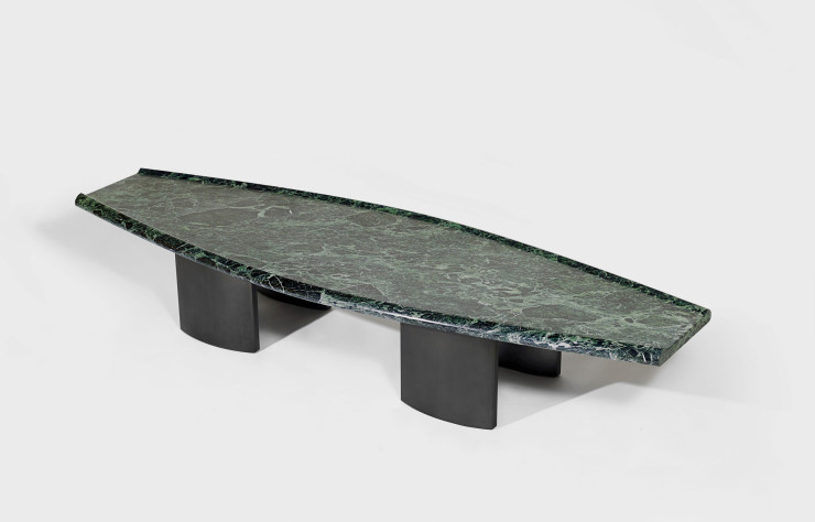 La table basse Crocodile est un élément de la collection « Vivarium », développée avec la Galerie Kreo.
