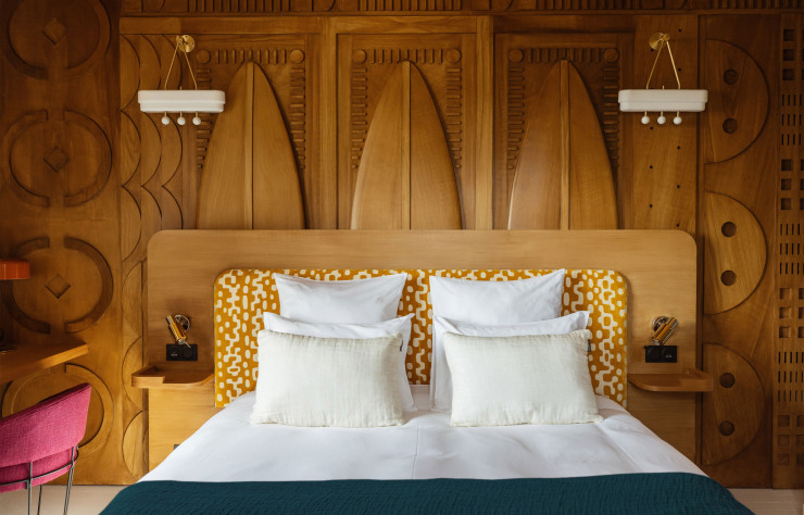 Dans la chambre, boiseries et tête de lit ont été dessinées sur mesure (Ennovy et Rosatelier).