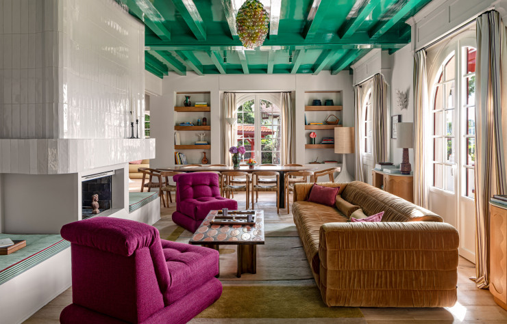 Dans le salon, autour de la table basse édition Dorothée Delaye, fauteuils vintage et canapé Club (HKliving).