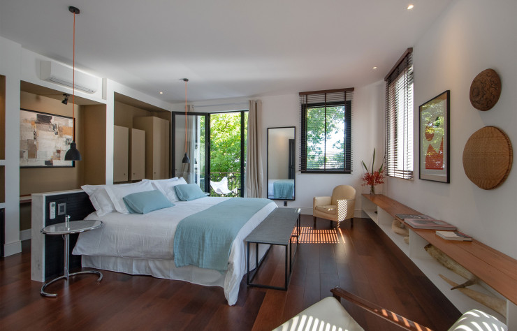 Cette « Suite Junior » accueille des meublesde famille comme la table de nuit d’Eileen Gray.